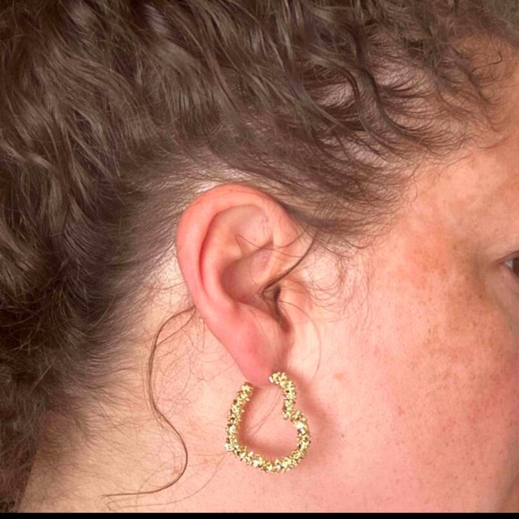 💛 Heart Earrings 💛 - Picture 3 of 4